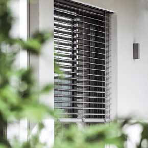 Eleganter Sonnenschutz mit Raffstoren - Bildrechte: ROMA